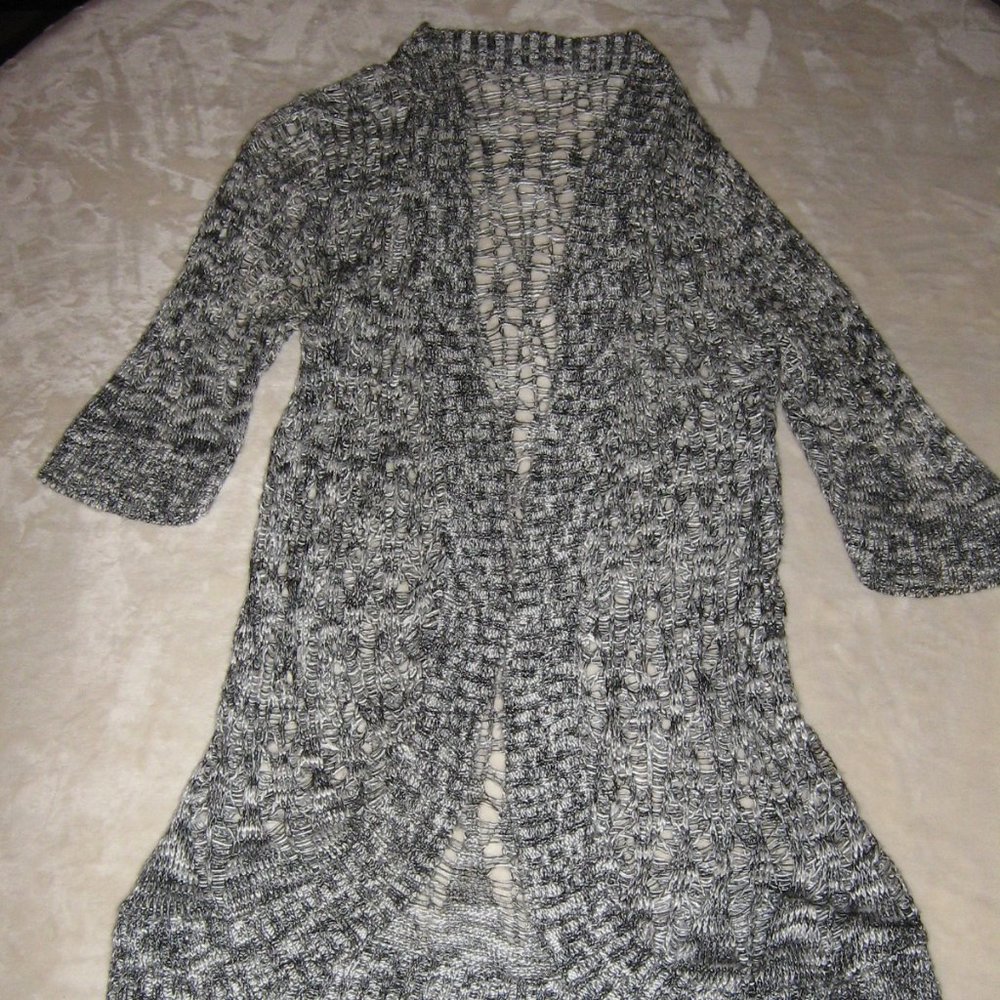 Ladies Grey & White Cardigan Size Medium $5.00 AS AN ADD ON